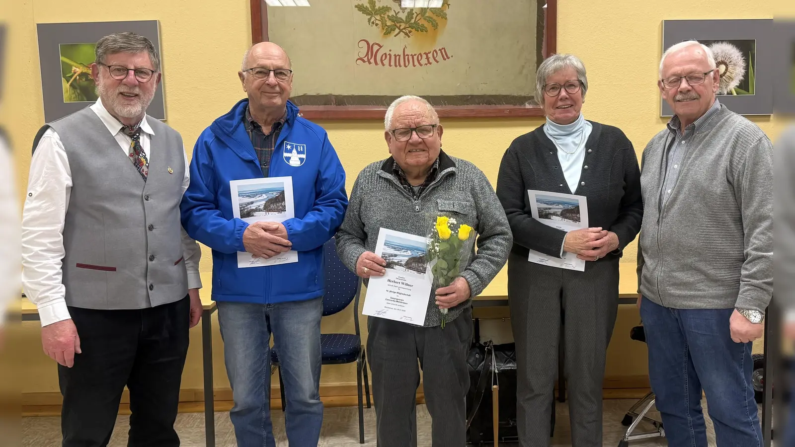 Die Vorsitzenden Karl-Heinz Bickmeier (links) und Wilfried Sobireg (rechts) mit den geehrten Mitgliedern (v.l.) Thomas Schmid-Leißler, Herbert Willner und Sigrid Meyer. (Foto: Concordia Meinbrexen / privat)