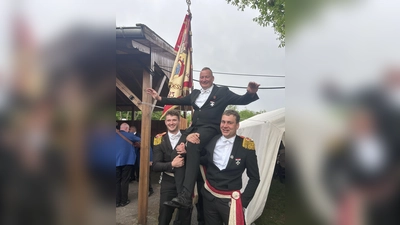 König Dennis Schobert auf den Schultern von Oberst Dominik Diekmann und Fahnenoffizier Florian Diekmann. (Foto: privat)