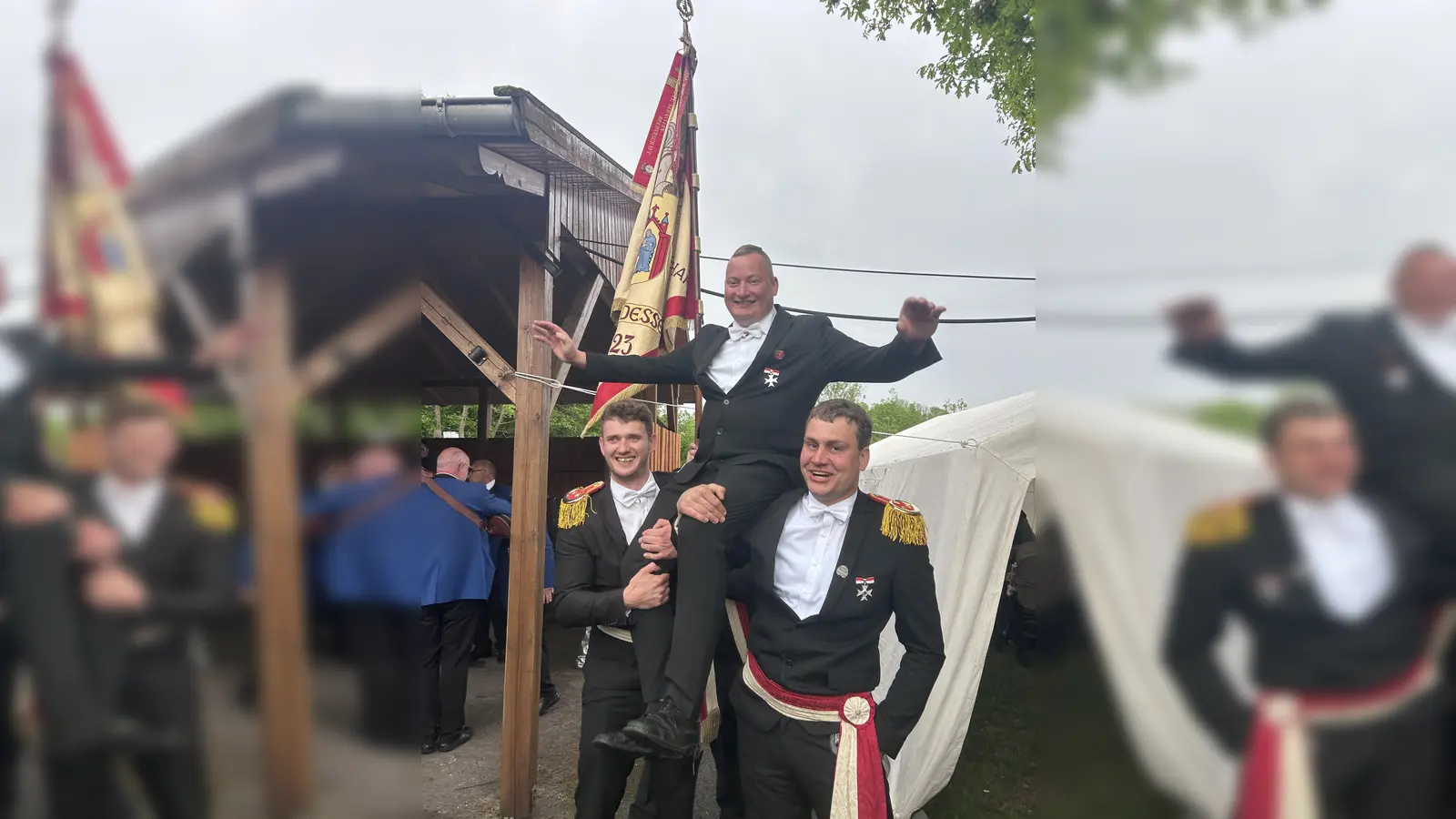 König Dennis Schobert auf den Schultern von Oberst Dominik Diekmann und Fahnenoffizier Florian Diekmann. (Foto: privat)