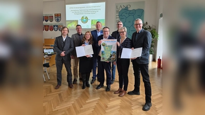 Große Freudes für die Aufwertung und Wiederherstellung artenreicher Auen im Kreis Höxter (v.l.): Christian Langner (Bezirksregierung Detmold), Bürgermeister Carsten Torke, Kreisdirektorin Manuela Kupsch, Landtagsabgeordneter Matthias Goeken, NRW-Umweltminister Oliver Krischer, Daniel Frerk (Bezirksregierung Detmold), Fachbereichsleiterin Dr. Kathrin Weiß (Kreis Höxter) und Frank Grawe, wissenschaftlicher Leiter der Landschaftsstation im Kreis Höxter. (Foto: Kreis Höxter)