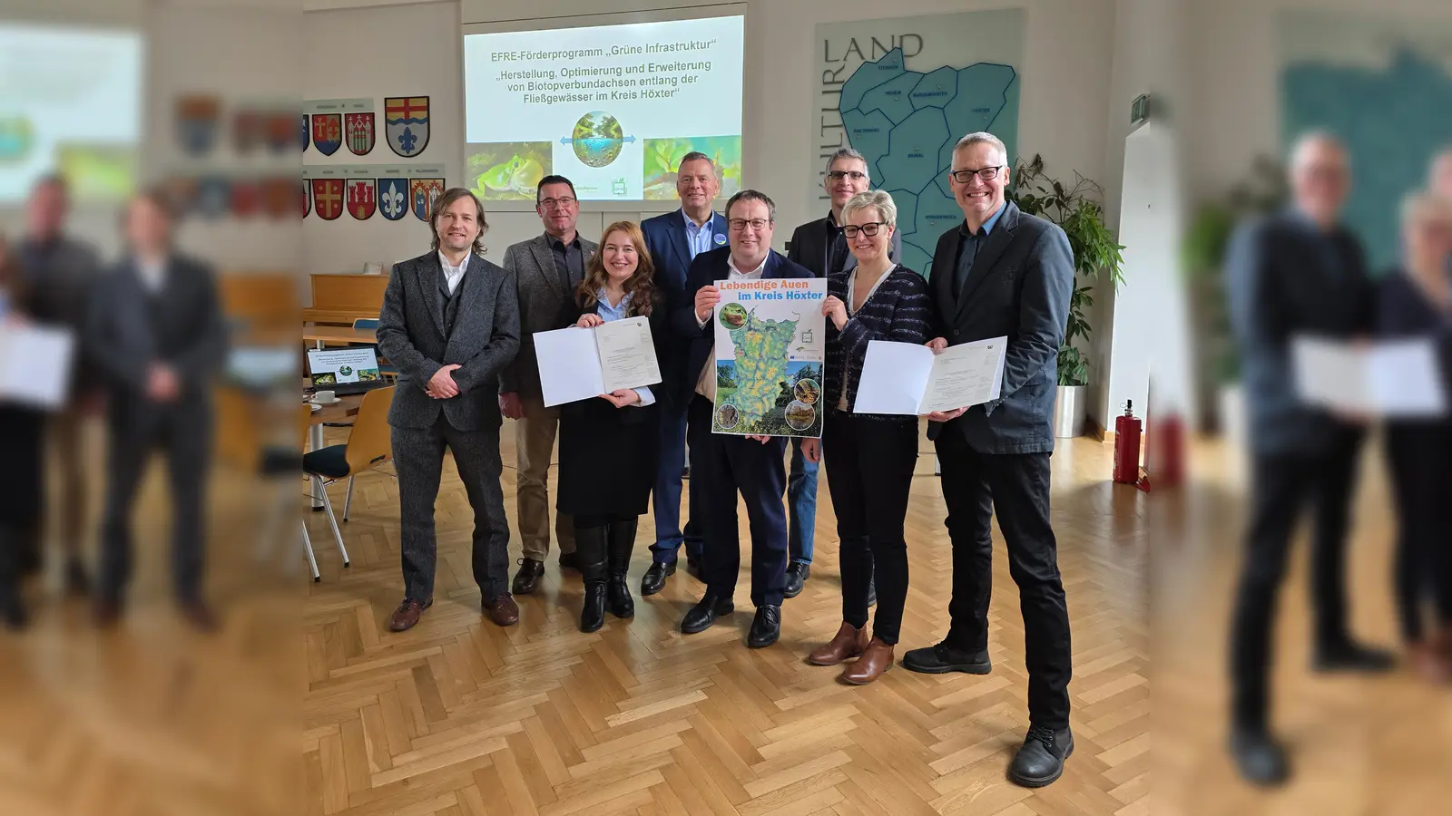 Große Freudes für die Aufwertung und Wiederherstellung artenreicher Auen im Kreis Höxter (v.l.): Christian Langner (Bezirksregierung Detmold), Bürgermeister Carsten Torke, Kreisdirektorin Manuela Kupsch, Landtagsabgeordneter Matthias Goeken, NRW-Umweltminister Oliver Krischer, Daniel Frerk (Bezirksregierung Detmold), Fachbereichsleiterin Dr. Kathrin Weiß (Kreis Höxter) und Frank Grawe, wissenschaftlicher Leiter der Landschaftsstation im Kreis Höxter. (Foto: Kreis Höxter)