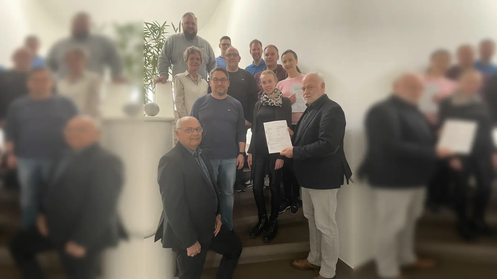 Gemeinsam wurden die Entwürfe zum Neu- und Wiederaufbau der in Lütmarsen beschädigten Objekte entwickelt. Oben von links: Sven Spieker (Vorsitzender SV Lütmarsen), Steffen Seibt (Mitarbeiter der Stadt Höxter im Bereich Brandschutz), Steffen Steiner (Feuerwehr Löschgruppenführer Lütmarsen), Brigitte Husemann (Abteilungsleiterin Schulen und Sport, Stadt Höxter), Herr Mönnekes (Stellv. Vorsitzender SV Lütmarsen), Herr Debus&nbsp;(Feuerwehr Stellv. Löschgruppenführer Lütmarsen), Volker Hiller (SV Lütmarsen), Frau Spieker (Architekturbüro Schmidt), Frau Schmoll&nbsp;(Ing.-Büro Nagel, Sportplatzbau), Georg Beverungen (Abteilungsleiter Hochbau und Gebäudemanagement, Stadt Höxter) und Architekt Werner Schmidt. (Foto: Stadt Höxter)