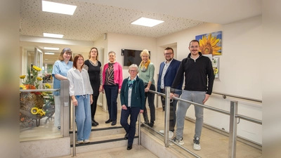 Neues Führungsteam trifft auf langjährige Treue (v.l.): Karin Weinholz, Ulrike Becker, Andrea-Maria Göke, Anja Lütkehaus, Doris Kröger, Angelika Backhaus, Einrichtungsleitung Pascal Busse und Pflegedienstleitung Alexander Heinzel. (Foto: KHWE)