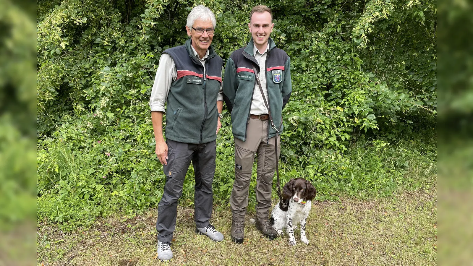Der ausscheidende Revierleiter Hans-Gerit Lüdicke (l.) und Gabriel Menke, der neue Förster im Revier Hofgeismar. (Foto: HessenForst)