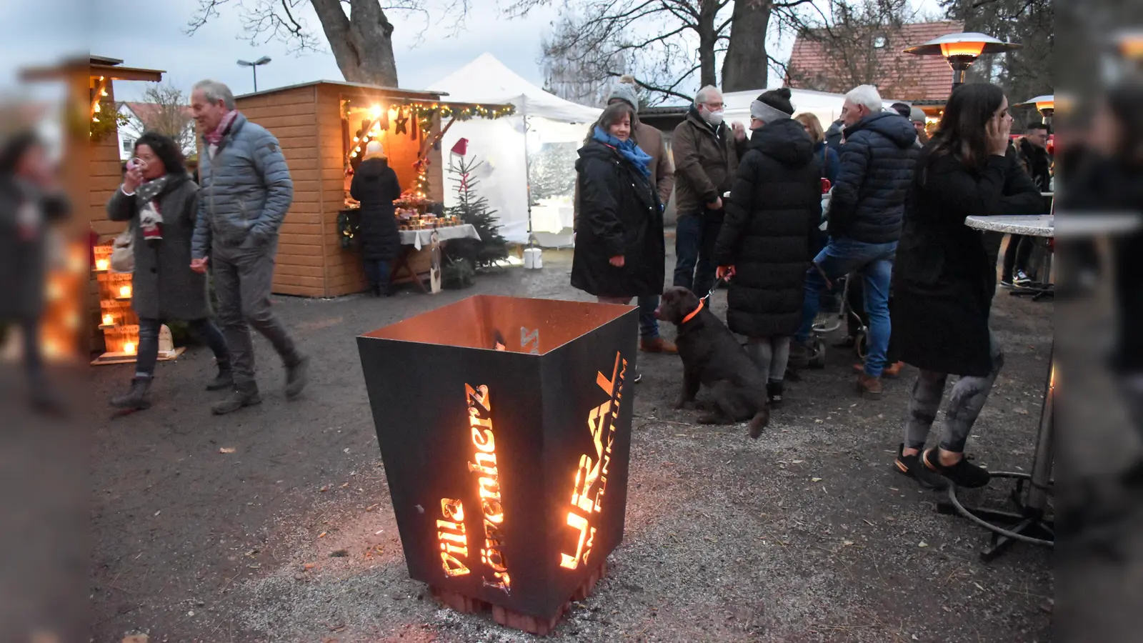 Im letzten Jahr waren die Lauenförder mit ihren Weihnachtsmarkthütten zu Gast in der Villa Löwenherz.  (Foto: Barbara Siebrecht)