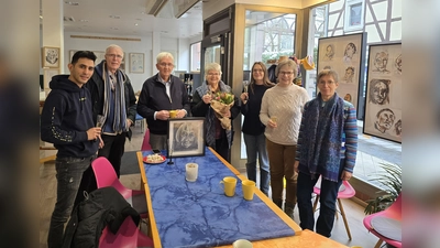 Mit Blumenstrauß Heike Wehn, links daneben Michael Winkelmann. (Foto: privat)