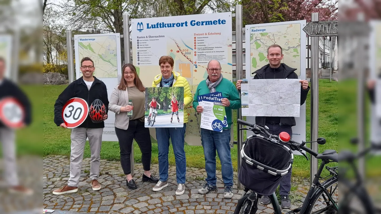 Trafen sich zur Abstimmung des PedaTreffs in Germete (v. li.): Jan Kolditz (Mobilitätsmanager Stadt Warburg), Jessica Hartmann (Warburger Waldquell), Britta Schumann (Koordinierungsstelle Diemelradweg), Johannes Sonntag (Organisationsteam PedalTreff) und Lucas Lambracht (Touristikmanager Stadt Warburg). (Foto: Verkehrsverein Germete)