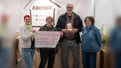 Spendenübergabe an die Hospizgruppe Brakel (v.l.): Daniela Nowak-Henkel, Iris Löneke, Lorenz Emmerich und Petra Sudhold (Foto: Hospizgruppe Brakel / privat)