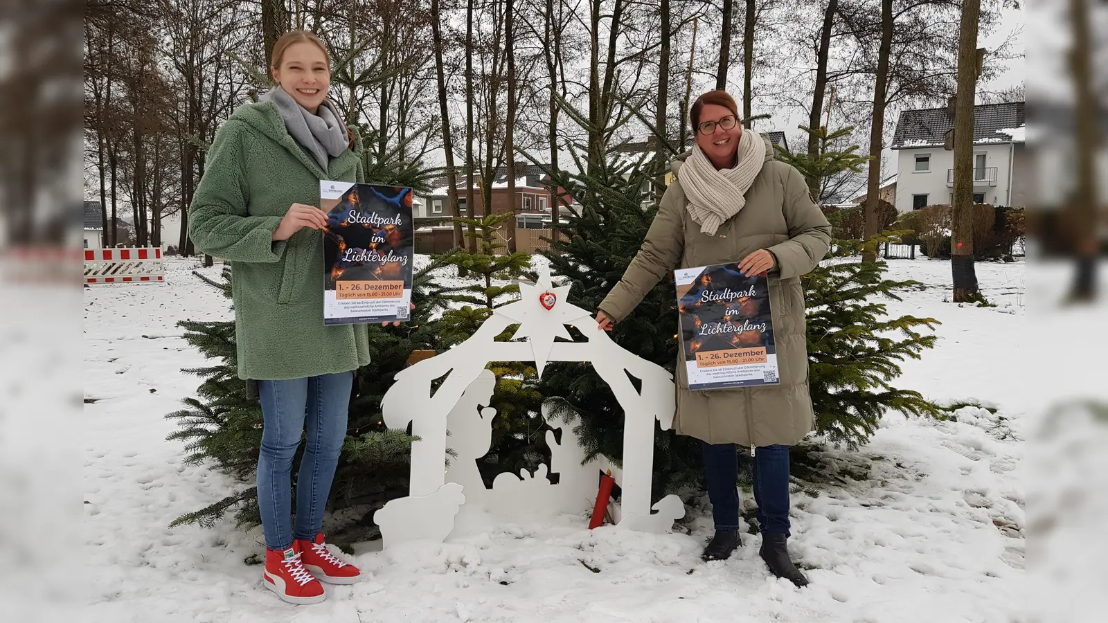 Simone Fiene (links) und Sandra Heinemann von der Bad Driburger Touristik GmbH haben mit Unterstützung des Bad Driburger Bauhofs 25 Sterne und eine Krippe im Stadtpark aufgestellt. (Foto: Bad Driburger Touristik GmbH)