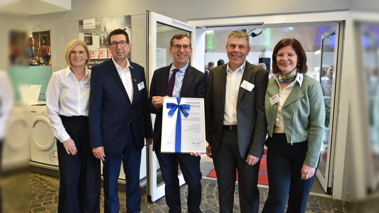 Bürgermeister Tobias Scherf gratulierte den beiden Geschäftsführern und ihre Ehefrauen Berthold und Edith Atteln (links) und Matthias und Alexandra Reißig (Foto: Barbara Siebrecht)