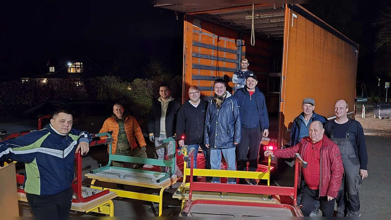 Holger Dietzel (4. von links, Schriftführer des Vereins Humanitäre Hilfe Korbach e.V.) und Olaf Krane (5. von links: Leiter des Bereichs Bildung, Kultur, Jugend und Sport) beim Verladen der Möbel in den LKW. Fleißig mit an packten Freunde des Vereins und die Hausmeister Herbert Dewenter und Daniel Bräuer (2. und 1. von rechts, zweite Reihe). (Foto: Stadt Warburg)