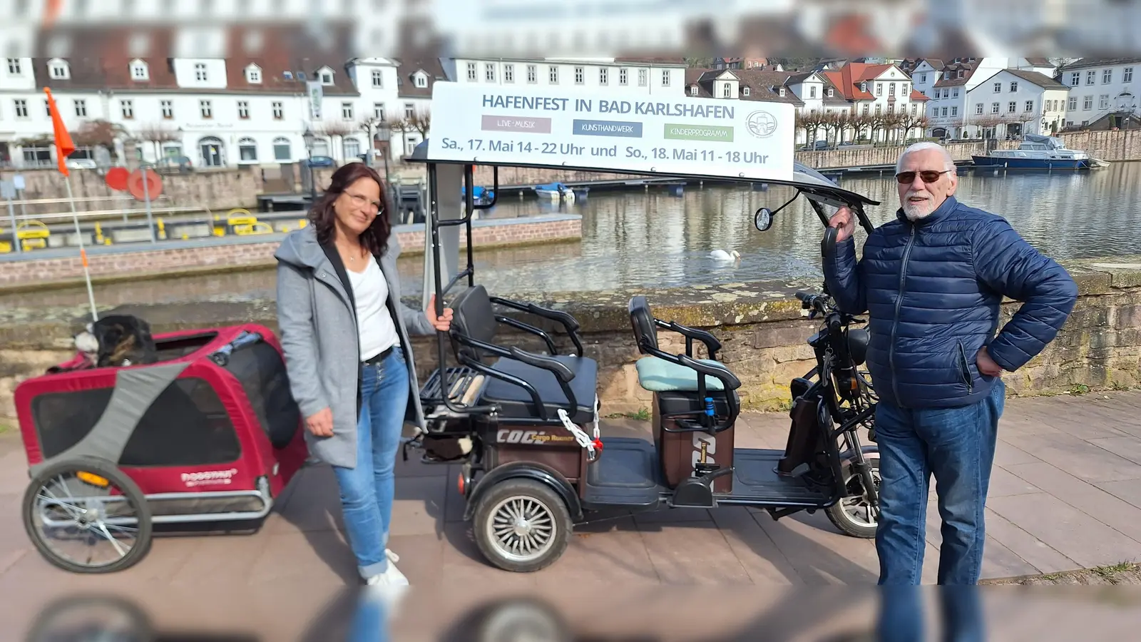 Tanja Marx (links) von der Bad Karlhafen hat für das Hafenfest ein Tuk Tuk engagiert, das aktuell bereits in der Region wirbt. (Foto: privat)