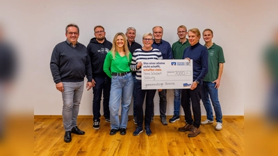Spendenübergabe (v.l.): Werner Wiedemeyer (Stiftungsvorstand), Patrick Walter (Tennisclub), Natalia Friesen (Wir! So besonders!), Jürgen Ernst (Stiftungsvorstand), Giesela Lattrich (BSG), Franz-Josef Beine (Tischtennis-Club), Oliver Geilhorn (Musikverein), Wolfgang Otto (Stiftungsvorstand), Stefan Müller (Musikverein). (Foto: Noah Gievers)