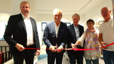 Offizielle Einweihung (v.l.): Uwe Damer (Dezernent), Burkhard Deppe, (Bürgermeister), Johannes Huneke (Eigentümer Haus Lange Straße 64), Silke Kampmann-Pitz (Bücherei-Leiterin) und Matthias Göke (Vorsitzender des Ausschusses Schulen, Bildung, Kultur und Sport). (Foto: Doris Dietrich)