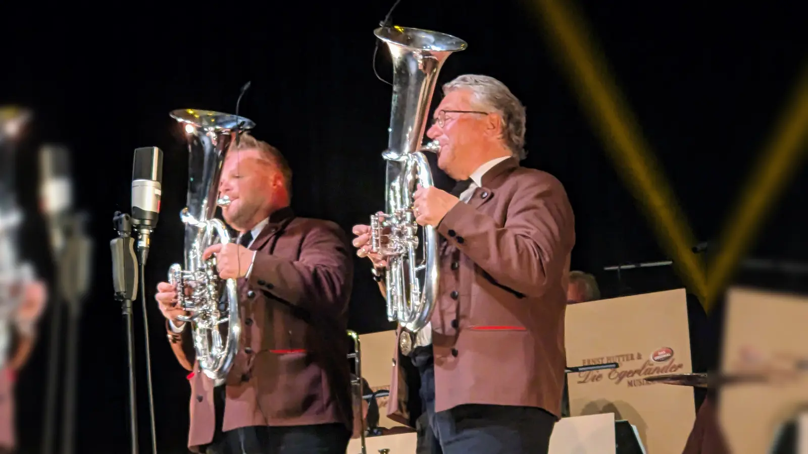 Der künftige Leiter der Egerländer, Alexander Wurz (l.) und der scheidende Orchesterchef Ernst Hutter liefern sich ein Horn-„Duell“. (Foto: Kulturgemeinschaft)