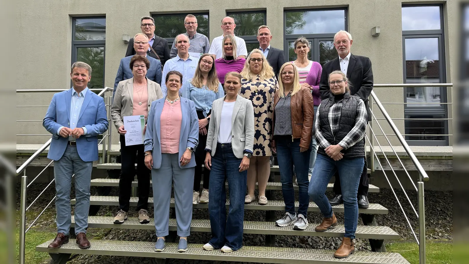 Ehrung von langjährigen Mitarbeitenden des Jobcenters: (1. Reihe v. l.): Landrat Michael Stickeln, Cordula Hartmann, Tanja Hartmann, Geschäftsführerin des Jobcenters, Sophia Haas, Personalrat des Jobcenters, Denise Wink, Simone Schum, Maria Brakhane, Tanja Möller, (2. Reihe v. l.): Heinz-Bernd Meyer, stellvertretender Geschäftsführer des Jobcenters, Jochen Schröder, Sandra Homisse, Thomas Stock, Clivia Speer und Heinz Thiele, Vorsitzender der Agentur für Arbeit Paderborn, (Obere Reihe v. l.): Friedhelm Schoppmeier, Dirk Rüsing, Olaf Renner. (Foto: Kreis Höxter)