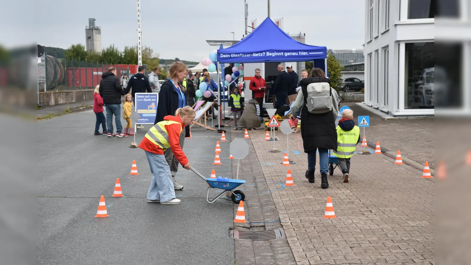 Für Kinder gab es auf vielen Betriebsgeländen spannende Aktivitäten, wie Glücksrad, Hüpfburgen, Schubkarren-Parcours, Kids-Quad-Fahren und vieles mehr.  (Foto: Barbara Siebrecht)