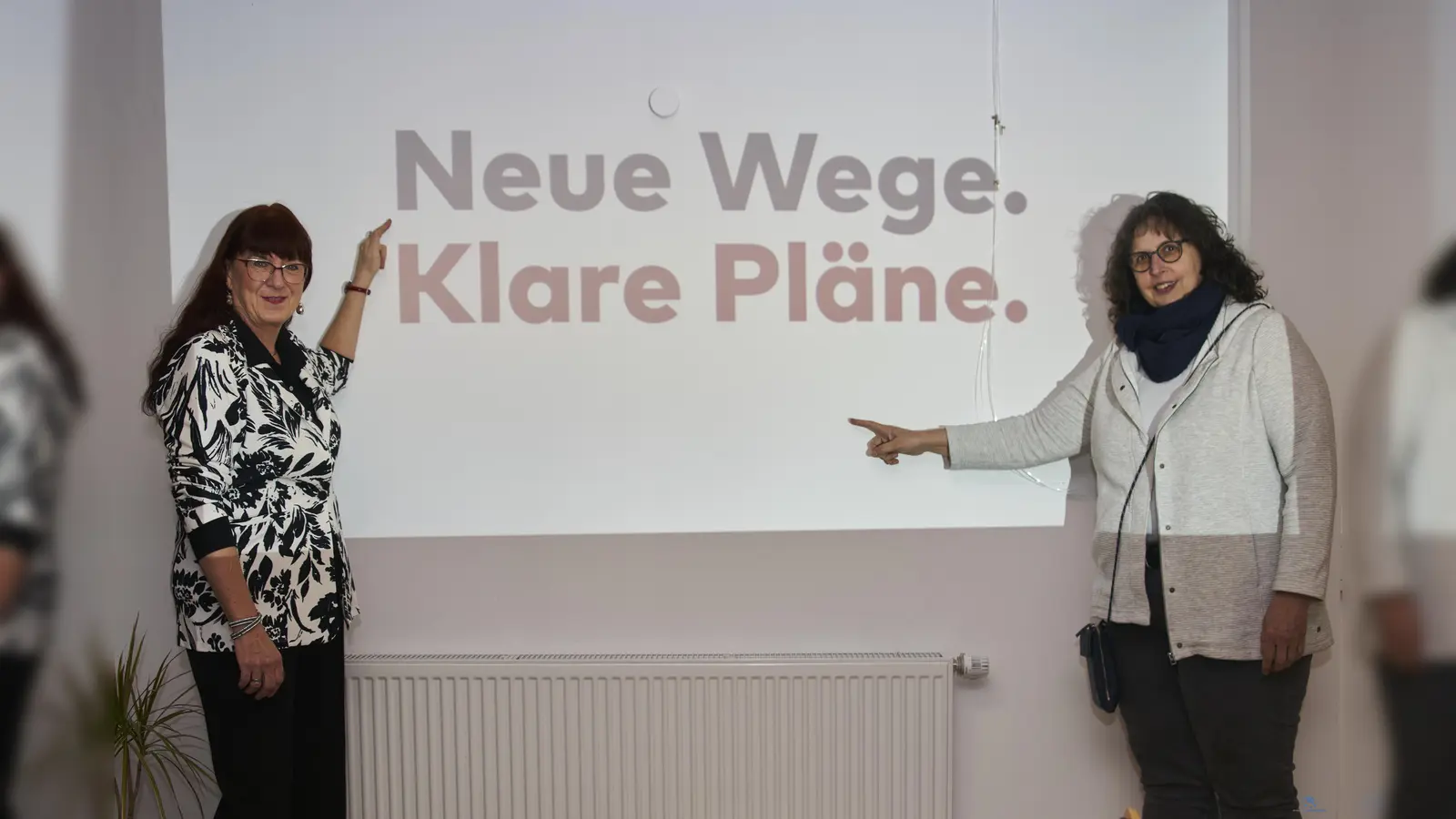 Neue Wege mit klaren Plänen gehen : Beraterin Ute Marks (li.) gab viele nützliche Anregungen, die Karin Kranz (re.), Vorsitzende der Gemeinschaft für Handel und Gewerbe nun in die tägliche Arbeit der Gemeinschaft einfliessen lassen möchte. (Foto: Stefan Bönning)