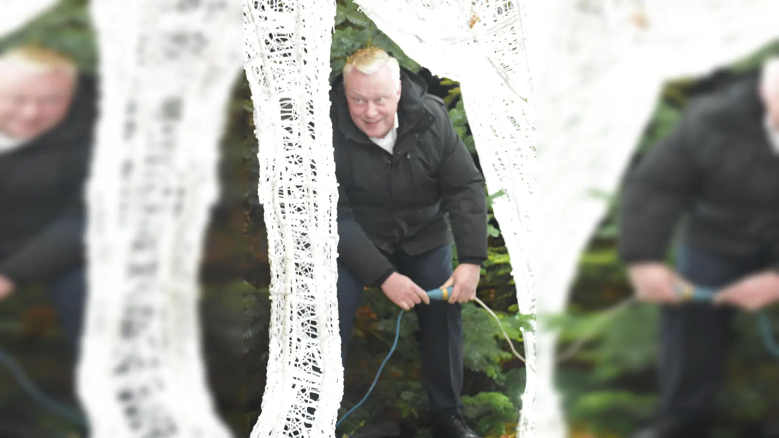 Bürgermeister Daniel Hartmann lässt die Figur leuchten.  (Foto: Barbara Siebrecht)