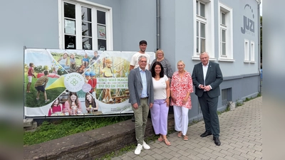 Freuen sich auf ein abwechslungsreiches Ferienprogramm für Kinder und Jugendliche in Höxter: (v. l.) Stefan Fellmann, Allgemeiner Vertreter der Stadt Höxter, Peter Kamischke-Funk, Sarah Austermühl, Astrid Weber und Uta Grote vom Projekt Begegnung sowie Bürgermeister Daniel Hartmann.  (Foto: Stadt Höxter)