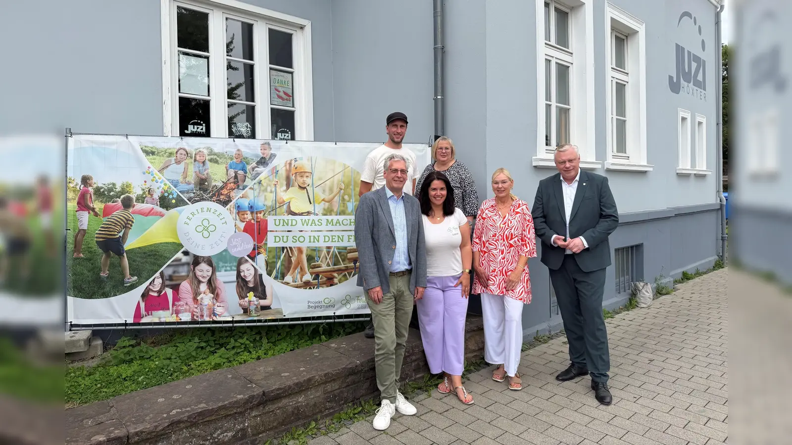 Freuen sich auf ein abwechslungsreiches Ferienprogramm für Kinder und Jugendliche in Höxter: (v. l.) Stefan Fellmann, Allgemeiner Vertreter der Stadt Höxter, Peter Kamischke-Funk, Sarah Austermühl, Astrid Weber und Uta Grote vom Projekt Begegnung sowie Bürgermeister Daniel Hartmann.  (Foto: Stadt Höxter)