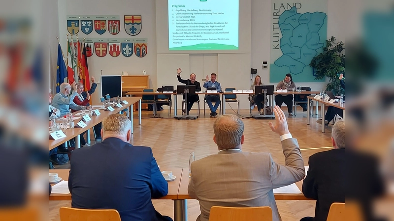 Die Seniorenvertretung Kreis Höxter ist nun in der Aula des Kreishauses gegründet worden. Landrat Michael Stickeln stellt heraus: „Mit ihr wird nicht nur die politische und gesellschaftliche Teilhabe der älteren Menschen in unserem Kulturland nachhaltig gestärkt, sondern werden innovative Projekte für die Seniorinnen und Senioren gefördert.“ (Foto: Kreis Höxter)