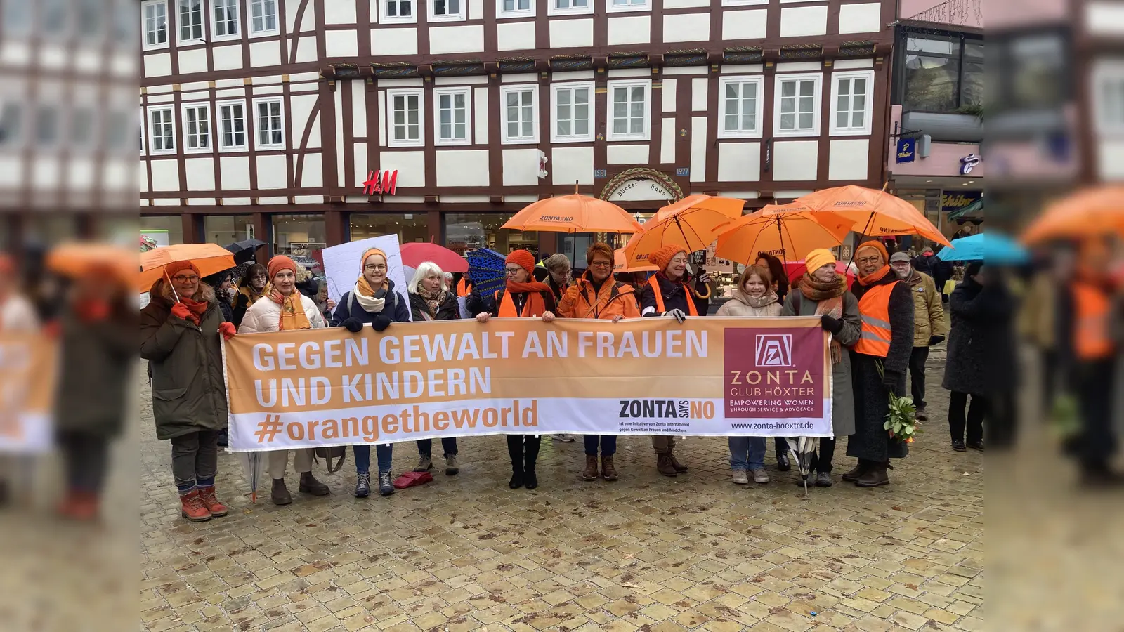 „Unterstütze Sie die Kundgebung” wünschen sich die Organisatorinnen.  (Foto: Barbara Siebrecht)