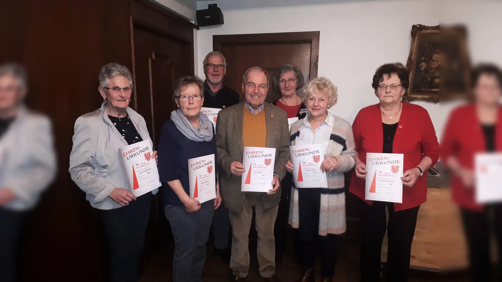 Ausgezeichnet mit der goldenen Ehrennadel: (v.l.) Elsbeth Meschede, Helga Kohlandt, Willi Nübel, Gerd Behre, Roswitha Menke, Anneliese Böker und Gisela Hartmann. (Foto: Foto: TV Dalhausen)