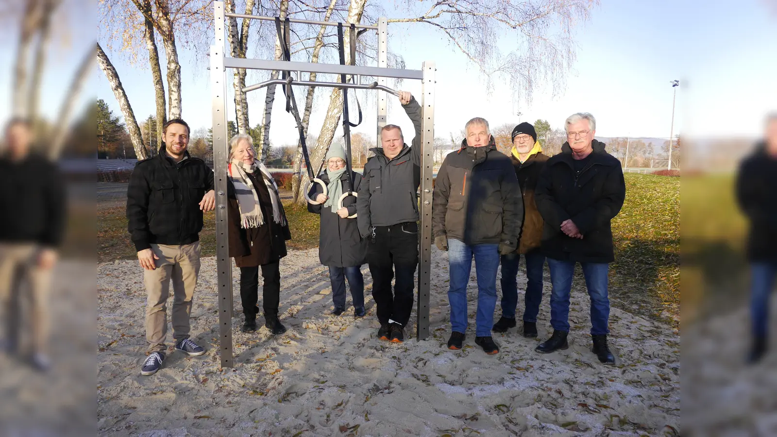 Freuen sich am neuen Outdoor-Sportgerät im Sportpark Liebigstraße über gut angelegte 6.000 Euro (v.l.): Steve Sander, Carla Schwerin, Heike Grote, Platzwart Jens Nolde, Jörg Buck, Hermann Meyer und Hans Schürzeberg. (Foto: Schwannecke/Kreissportbund)