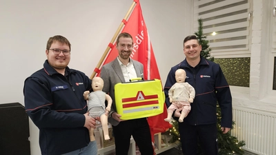 Mit der neuen Kindernotfalltasche und zwei Übungspuppen (v. l. Markus Gödde, Ehrenamtlicher Geschäftsführer Malteser Brakel, Jan-Niklas Spiegel von Spiegel Medical-Solutions, Oliver Baumann, Leiter Einsatzdienste Malteser Brakel). (Foto: Malteser Brakel)
