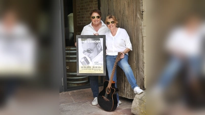 V.l.: Die Organisatoren des Elvis-Konzerts, Ingrid Vanin und Brunhilde Brakweh. (Foto: privat)