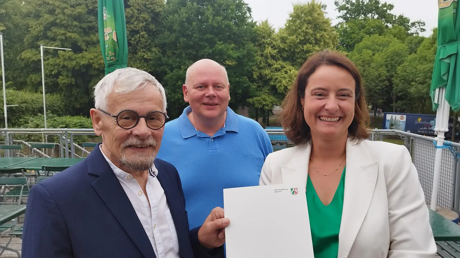 KSB-Vorsitzender Reiner Stuhldreyer, KSB-Geschäftsführer Thorsten Schiller und die Detmolder Regierungspräsidentin Anna Katharina Bölling bei der Übergabe des Förderbescheides.<br> (Foto: privat)