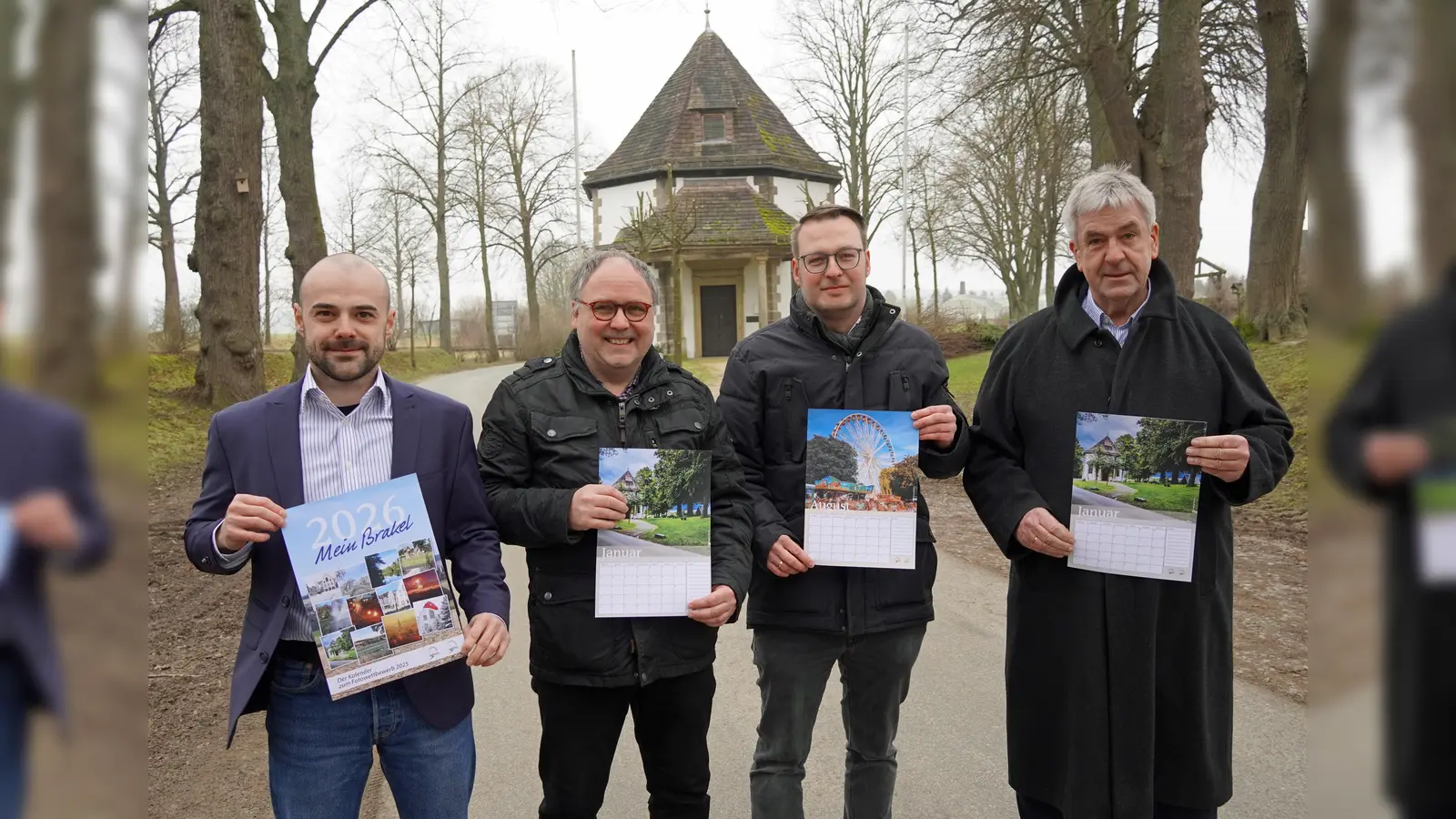 David Prott (v.l.) vom Brakeler Stadtmarketing, Rainer Schäfers als Werberingvorsitzender, Alexander Kleinschmidt (Allgemeiner Vertreter des Bürgermeisters) und Bürgermeister Hermann Temme freuen sich auf viele Fotoeinsendungen aus der Bevölkerung. (Foto: Stadt Brakel)