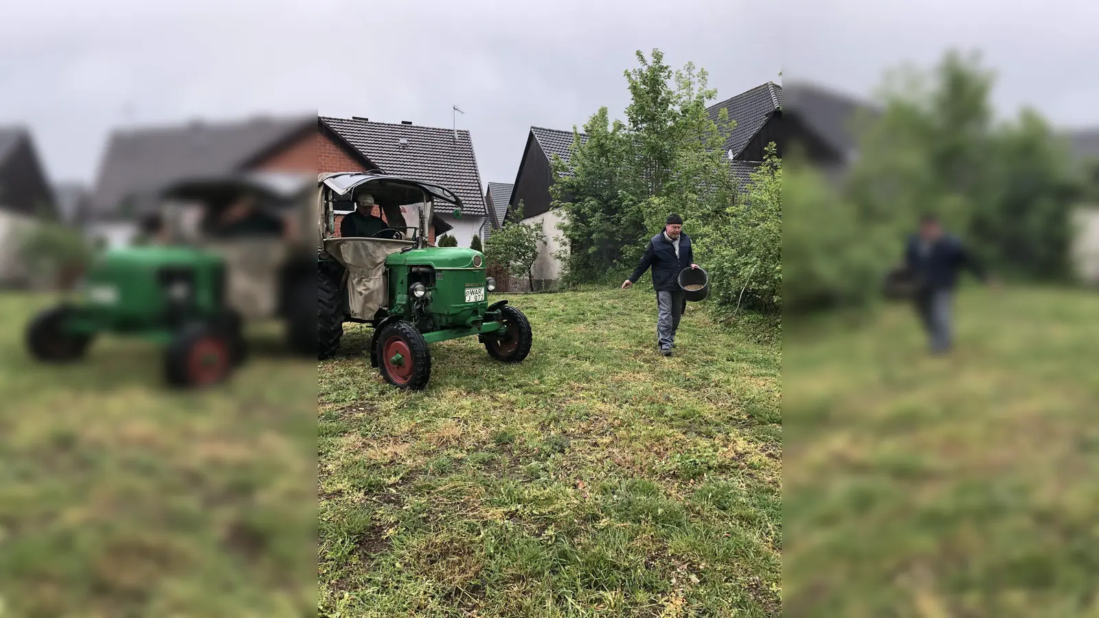 Ortsheimatpfleger Wilfried Riepe bei der Einsaat und Florian Bartoldus bei der Bearbeitung der Fläche. (Foto: Foto: privat)