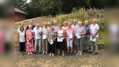 Die Geehrten: 1. Reihe: Rita Conze, Anita Hillebrand, Franz-Josef Frische, Reinhard Million, Ellen Hentschel-Feix, Anna Atteln, Dagmar Breker, Marlene Conze und 2. Reihe: Dieter Cloidt, Dieter Bartoldus, Magret Kloidt, Wolfgang Weber, Gerhard Hartmann, Werner Brachmann, Lothar Drewski  (Foto: privat)