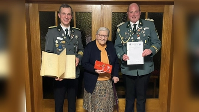 Die Schützenbrüder dankten der 91-jährigen für ihre Unterstützung (Foto: Barbara Siebrecht)