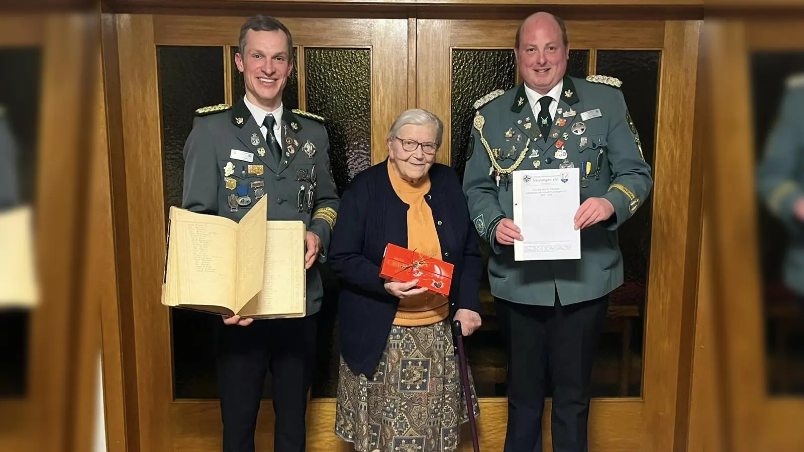Die Schützenbrüder dankten der 91-jährigen für ihre Unterstützung (Foto: Barbara Siebrecht)