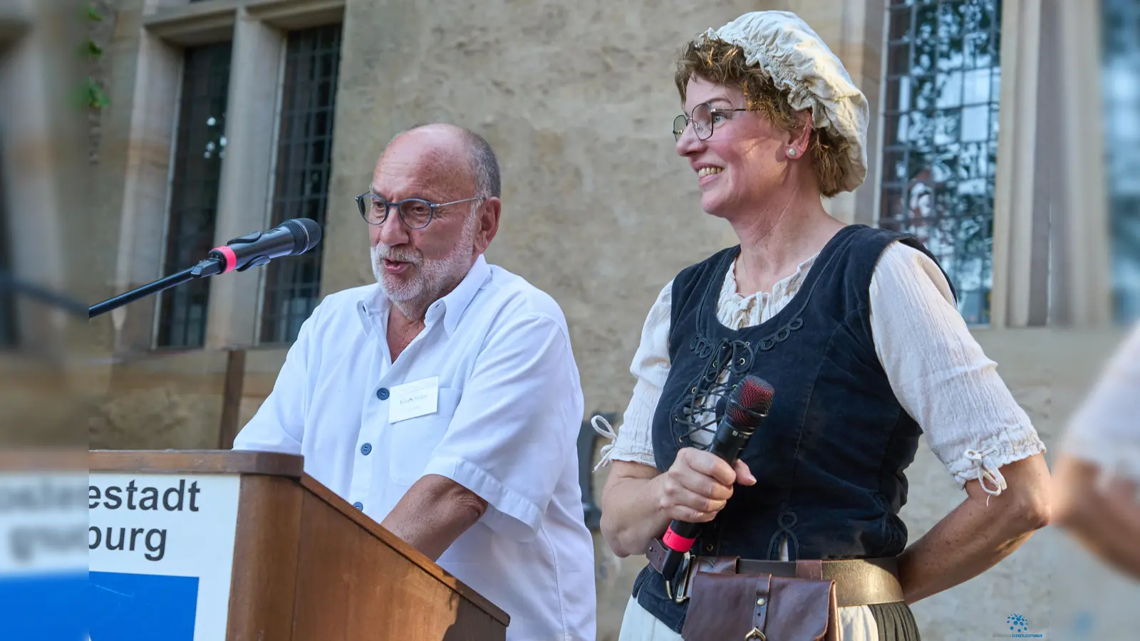 Klaus Stalze (Vorsitzender) und Sabine Finis (seine Stellvertreterin), alias Ferdinande Gerstenmüller, freuten sich am Freitagabend bereits über ein „volle Stube“. (Foto: Stefan Bönning)