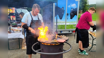 Dennis Gocke bereitet am Grill leckere Wurstspezialitäten von „Heimatgenuss“ zu. (Foto: Bürgerinitiative Lebenswertes Bördeland und Diemeltal)