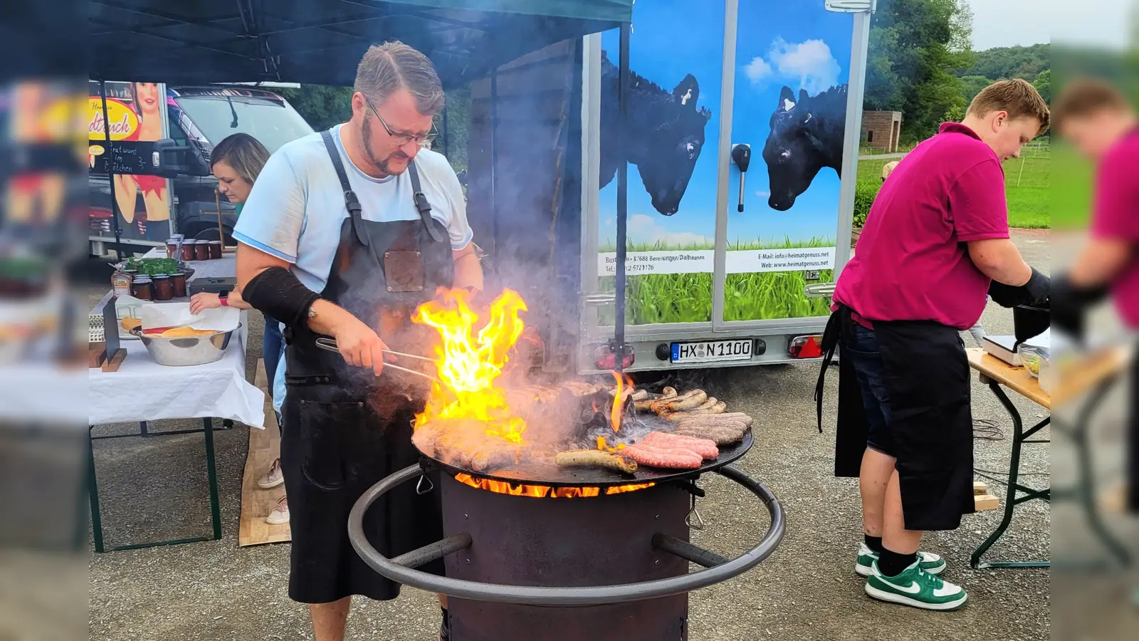 Dennis Gocke bereitet am Grill leckere Wurstspezialitäten von „Heimatgenuss“ zu. (Foto: Bürgerinitiative Lebenswertes Bördeland und Diemeltal)