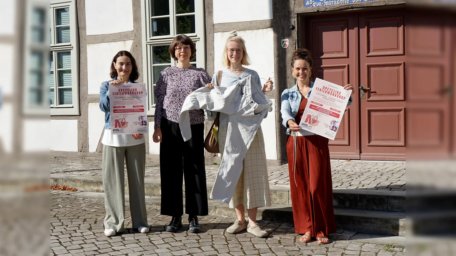 Laden zum Workshop ein (v.l.): Dimitra Vovoli, stellvertretende Leitung des VHS-ZVs Bad Driburg, Brakel, Nieheim und Steinheim, Ivonne Meyer, Zero-Waste-Managerin des Kreises Höxter, Mode-Textil-Designerin Laura Schlütz und Ann Kathrin Hickl, pädagogische Mitarbeiterin der Volkshochschule. (Foto: Kreis Höxter)