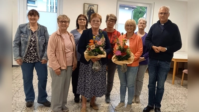 Alter und neuer Vorstand gemeinsam (v.l.): Brunhilde Kraft (Schriftführerin), Beate Pieper (Kassiererin) Brigitte Ritgen, Sigrid Jeziorek, Angelika Nolte, Alexandra Krelaus (Notenwartin) Karin Spork (Chorleiterin) und Diakon Dirk Gellert ( Präses). (Foto: privat)