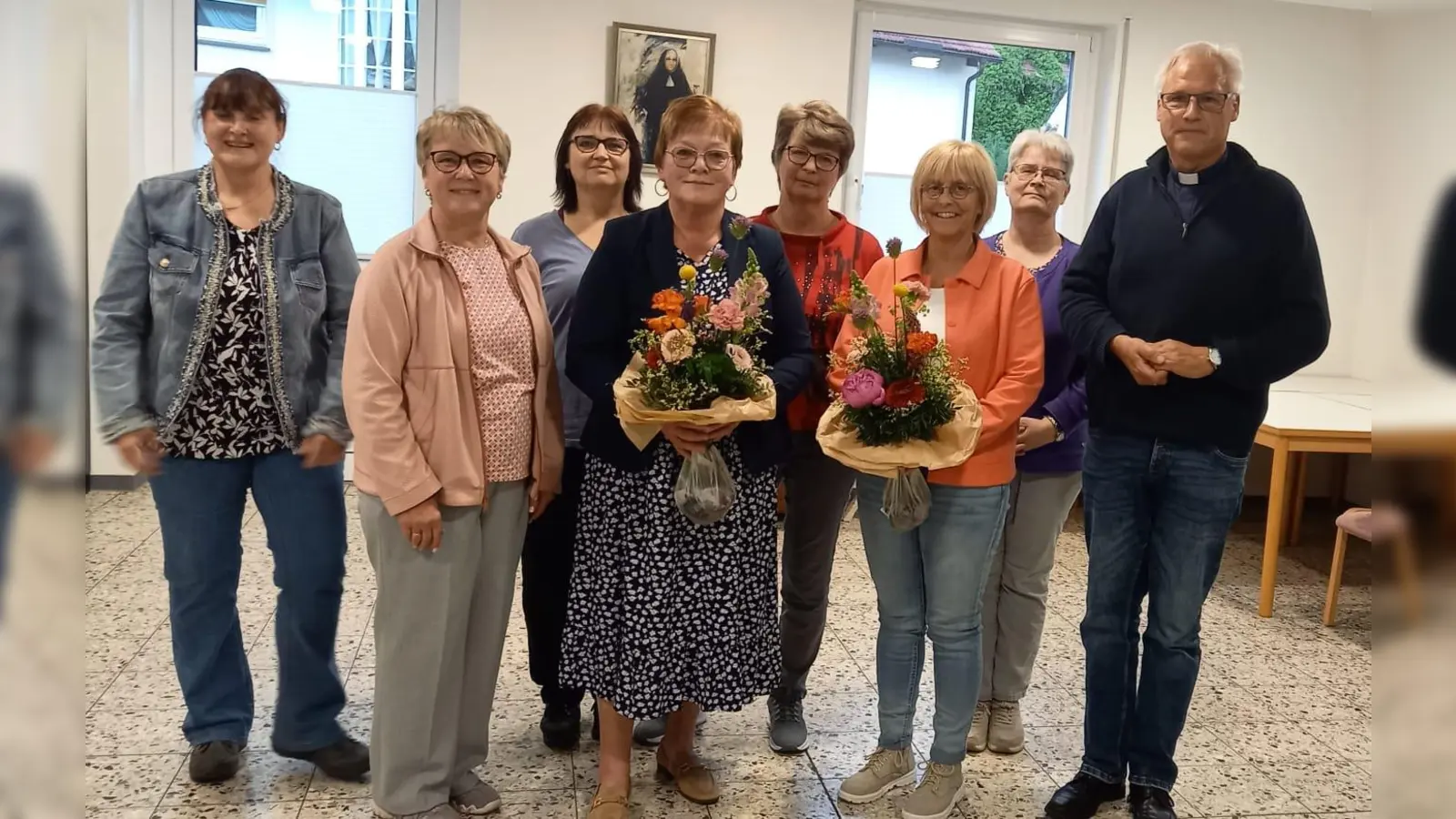 Alter und neuer Vorstand gemeinsam (v.l.): Brunhilde Kraft (Schriftführerin), Beate Pieper (Kassiererin) Brigitte Ritgen, Sigrid Jeziorek, Angelika Nolte, Alexandra Krelaus (Notenwartin) Karin Spork (Chorleiterin) und Diakon Dirk Gellert ( Präses). (Foto: privat)