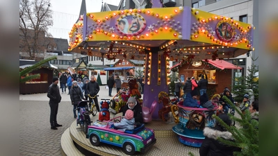 Auf dem Höxteraner Marktplatz spielt sich ein weihnachtliches Programm ab - am Sonntag des zweiten Advents ergänzt durch Rabatt-Aktionen des Einzelhandels. (Foto: Marc Otto)