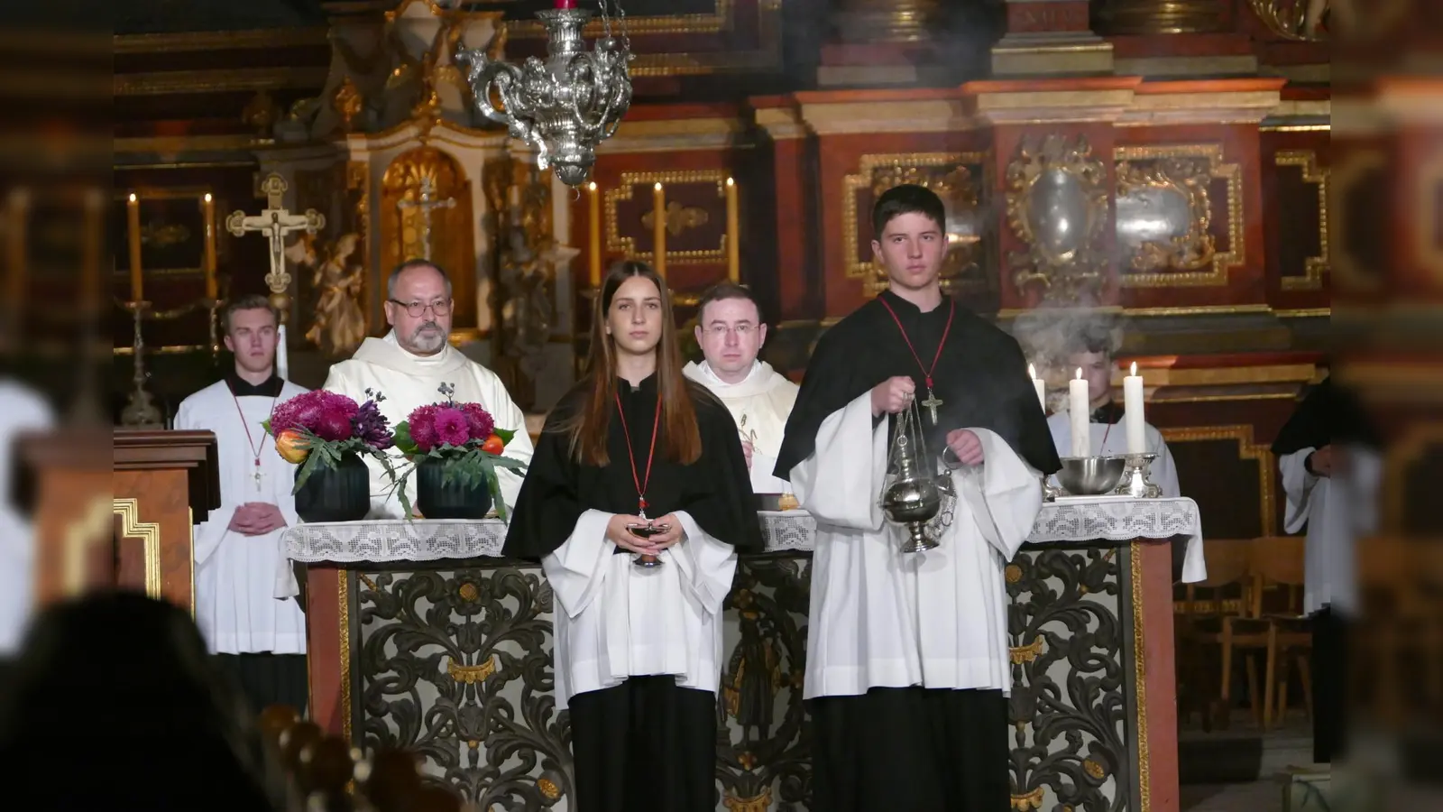 Bei der Generalprobe ist der Gottesdienst komplett durchgespielt worden. Pfarrdechant Dr. Hans-Bernd Krismanek (Mitte), Monsignore Andreas Kurte und die Ministrantinnen und Ministranten meisterten die Proben und den live übertragenen Gottesdienst souverän. Foto: Kirchengemeinde Corvey (Foto: Kirchengemeinde Corvey)