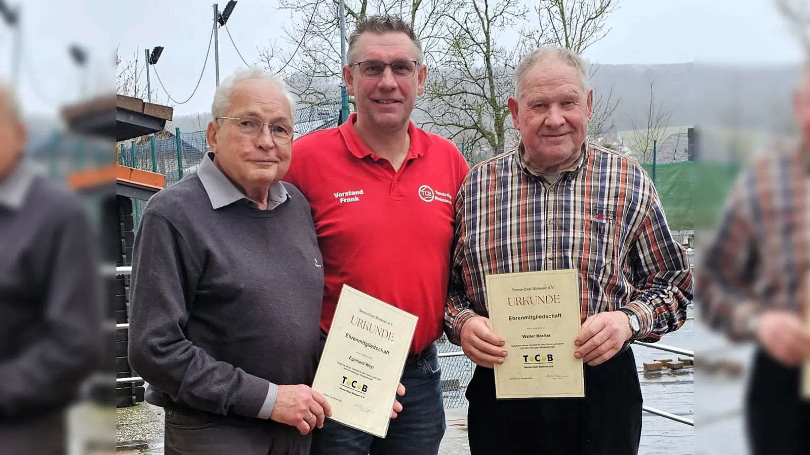 Wurden zu Ehrenmitgliedern ernannt: Eginhard Weyl (li.) und Walter Becker (re.). Vorsitzender Frank Meise (Mitte) hob den unermüdlichen Einsatz der beiden Geehrten hervor. (Foto: TC Bödexen / privat)
