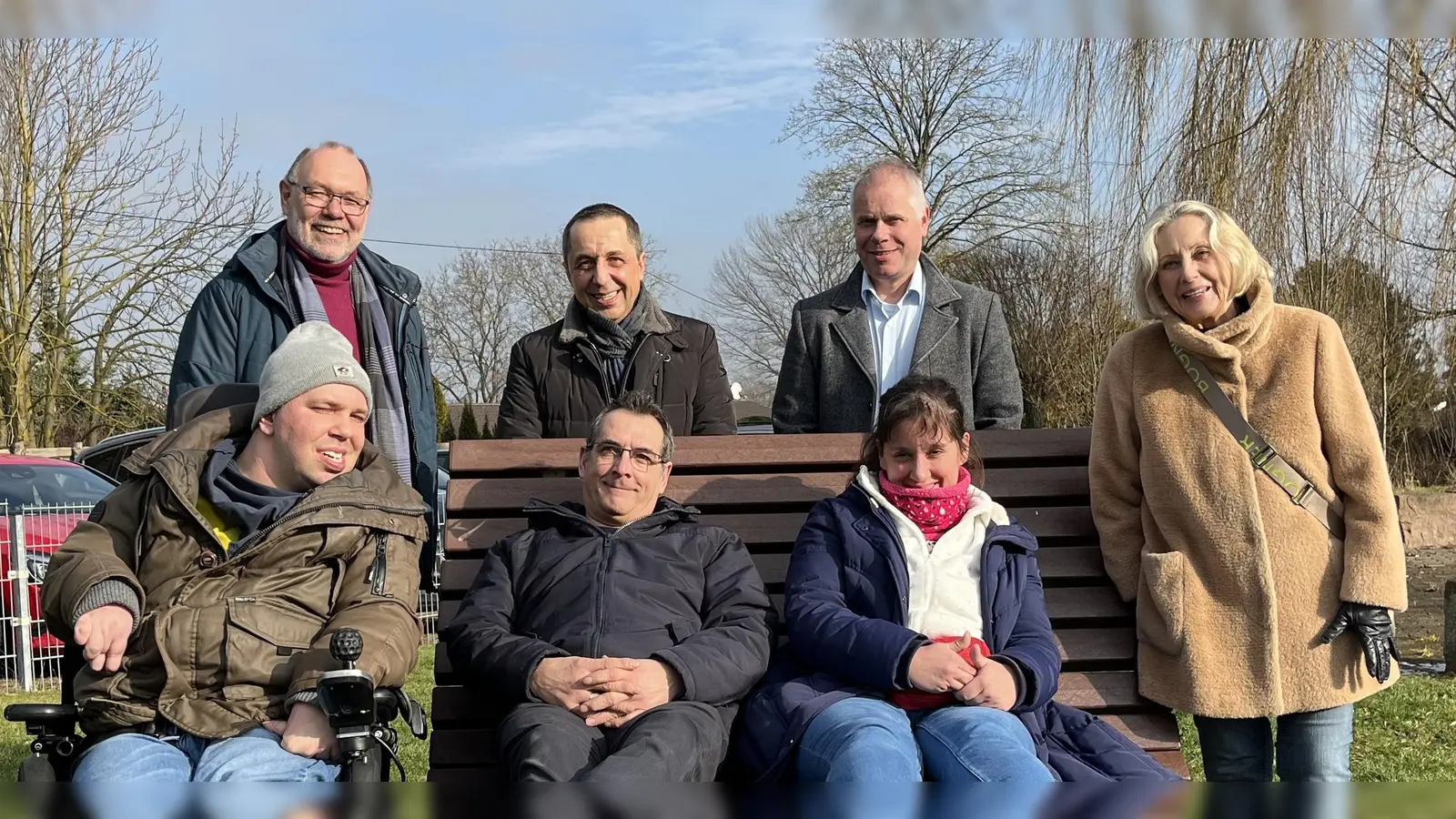 (V.l.) hinten: Helmut Rudolph (EuFV), Toni Di Angelo (EuFV), Markus Vollmer (Werkstattleiter), vorne: Oliver Di Angelo (Beschäftigter), Jürgen Stöbener (stellvertretender Werkstattleiter), Jessica Ziegert (Beschäftigte) und Birgit Werner-Hanemann (EuFV) genießen die ersten Sonnenstrahlen. (Foto: Claudia Lieberknecht/bdks)