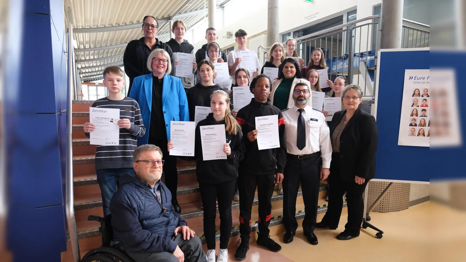 Karl Hellmich (Gemeindevertreter Kaufungen), Schulleiterin Christine Saure und Vizelandrätin Silke Engler freuen sich mit den neuen Fahrzeugbegleitern. Unterstützt wurde die Ausbildung und Zertifikatsübergabe von Gentiana Syla (KVG), Hakan Sahin (Jugendkoordinator Polizeipräsidium Nordhessen) und Birgit Schaumburg (KVG). (Foto: Landkreis Kassel)