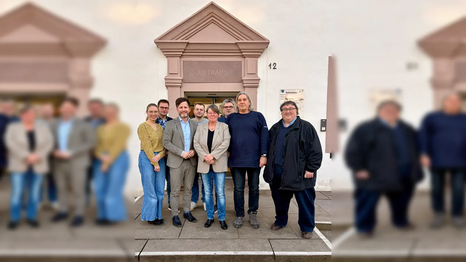 Bei der Verabschiedung: (v. l.) Katharina Gauding, Stefan Gördemann, Bürgermeister Tino Wenkel, Marcus Riese, Claudia Schmidtken, Frank Filmar, Thomas Kappmeyer und Ludger Ernst. (Foto: Stadt Beverungen)