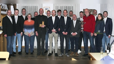 Das Foto zeigt den Vorstand der St. Jakobus Schützenbruderschaft Jakobsberg mit Präses Pfarrer Schäffer, den neuen Vereinsmitgliedern Anja Disse und Inga Fischer sowie dem Gewinner der Vereinsmeisterschaften Josef Hartmann. (Foto: Schützenbruderschaft St. Jakobus / privat)